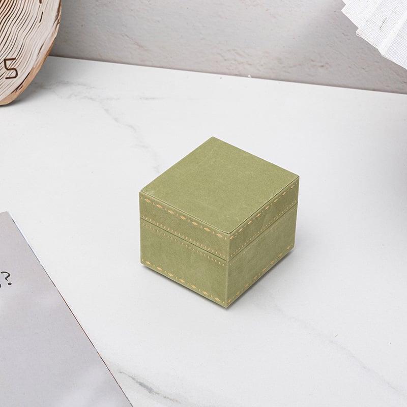 Mežģīņu malu juvelierizstrādājumu kastīšu komplekts ar samta iekšieni, iekļauj gredenu, auskaru, kaklarotas un rokassprādzes kastītes (Materiāls: Sastāvdaļu materiāls; Iepakojums: Iepakojuma kastīte; Piemērošana: Juvelierizstrādājumu iepakojums; Specifikāc