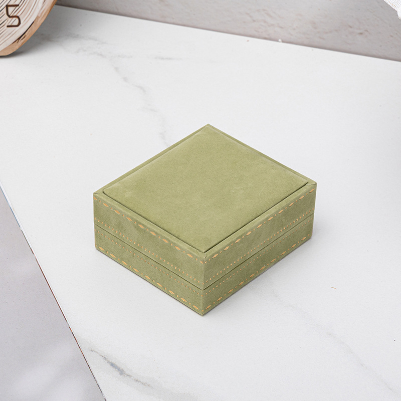 Mežģīņu malu juvelierizstrādājumu kastīšu komplekts ar samta iekšieni, iekļauj gredenu, auskaru, kaklarotas un rokassprādzes kastītes (Materiāls: Sastāvdaļu materiāls; Iepakojums: Iepakojuma kastīte; Piemērošana: Juvelierizstrādājumu iepakojums; Specifikāc