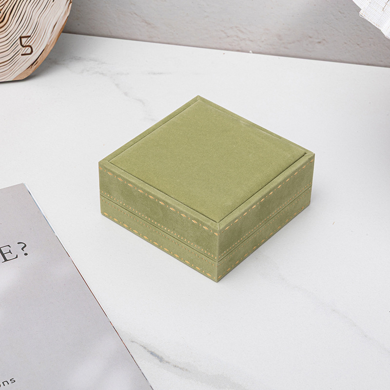 Mežģīņu malu juvelierizstrādājumu kastīšu komplekts ar samta iekšieni, iekļauj gredenu, auskaru, kaklarotas un rokassprādzes kastītes (Materiāls: Sastāvdaļu materiāls; Iepakojums: Iepakojuma kastīte; Piemērošana: Juvelierizstrādājumu iepakojums; Specifikāc