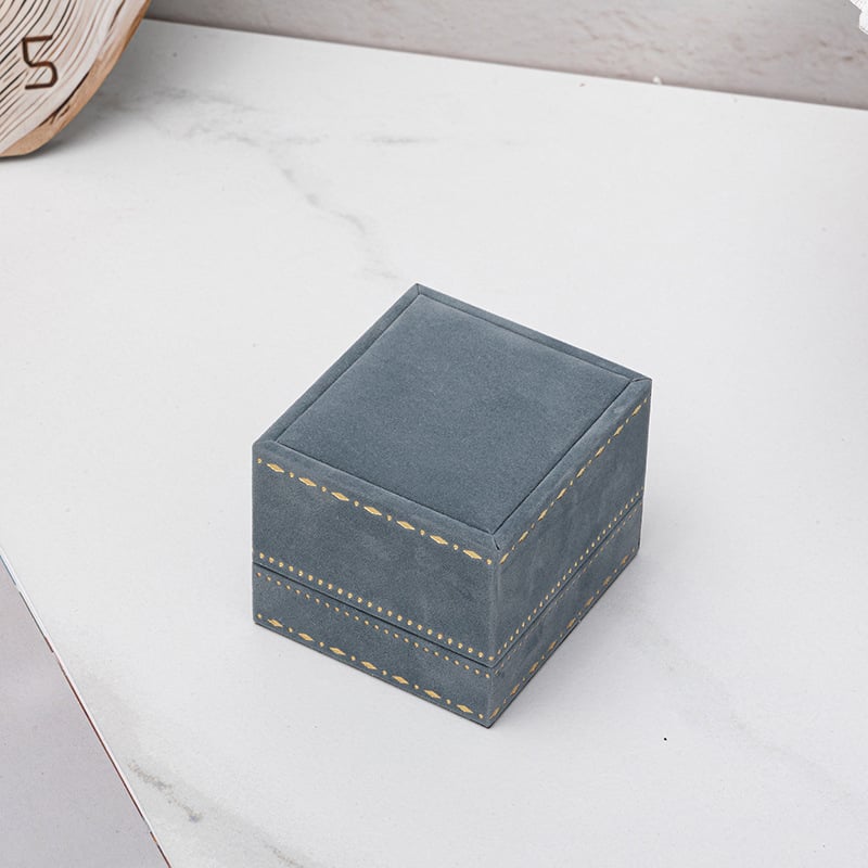 Mežģīņu malu juvelierizstrādājumu kastīšu komplekts ar samta iekšieni, iekļauj gredenu, auskaru, kaklarotas un rokassprādzes kastītes (Materiāls: Sastāvdaļu materiāls; Iepakojums: Iepakojuma kastīte; Piemērošana: Juvelierizstrādājumu iepakojums; Specifikāc