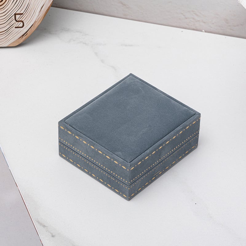 Mežģīņu malu juvelierizstrādājumu kastīšu komplekts ar samta iekšieni, iekļauj gredenu, auskaru, kaklarotas un rokassprādzes kastītes (Materiāls: Sastāvdaļu materiāls; Iepakojums: Iepakojuma kastīte; Piemērošana: Juvelierizstrādājumu iepakojums; Specifikāc