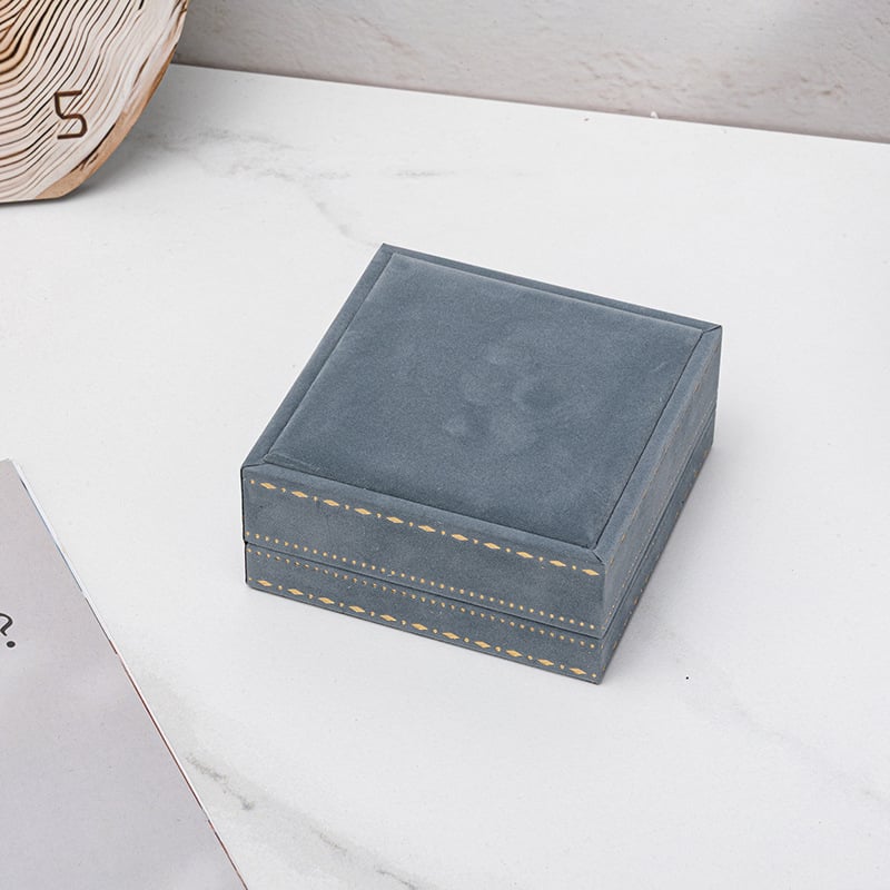 Mežģīņu malu juvelierizstrādājumu kastīšu komplekts ar samta iekšieni, iekļauj gredenu, auskaru, kaklarotas un rokassprādzes kastītes (Materiāls: Sastāvdaļu materiāls; Iepakojums: Iepakojuma kastīte; Piemērošana: Juvelierizstrādājumu iepakojums; Specifikāc