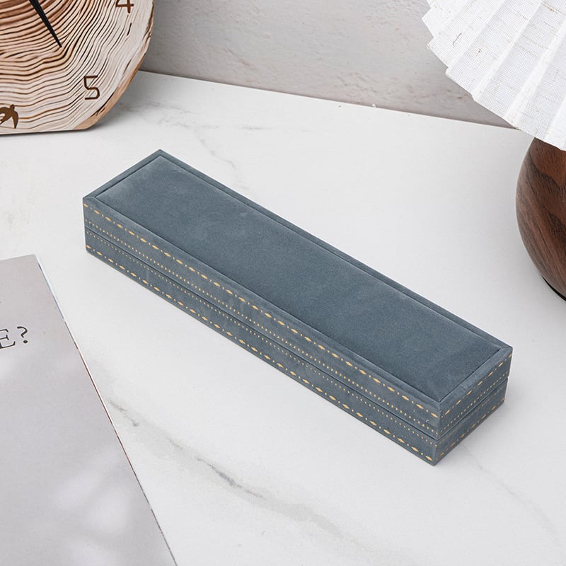 Mežģīņu malu juvelierizstrādājumu kastīšu komplekts ar samta iekšieni, iekļauj gredenu, auskaru, kaklarotas un rokassprādzes kastītes (Materiāls: Sastāvdaļu materiāls; Iepakojums: Iepakojuma kastīte; Piemērošana: Juvelierizstrādājumu iepakojums; Specifikāc