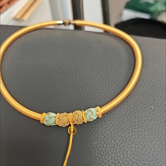 Rokdarbs bērnu kaklarota ar ilggadīgu aizslēgu un auklu, vairāki pakāršanas stili (kods ty5)