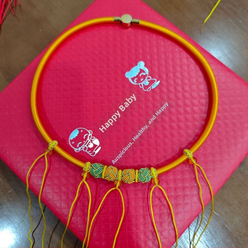 Rokdarbs bērnu kaklarota ar ilggadīgu aizslēgu un auklu, vairāki pakāršanas stili (kods ty5)