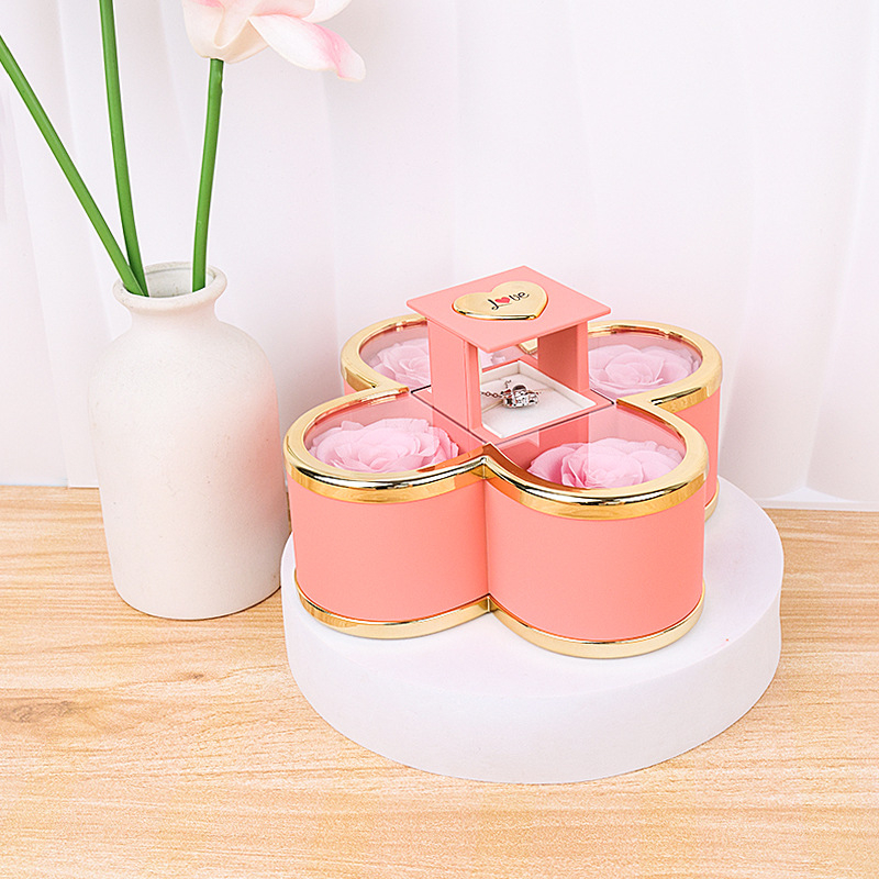 Kaklarotas dāvanu kastīte ar slēgtu četru lapu rozes mehānismu, plastmasas korpuss, kartona iepakojums, iekļauj dāvanu kastīti ar ziediem un somu