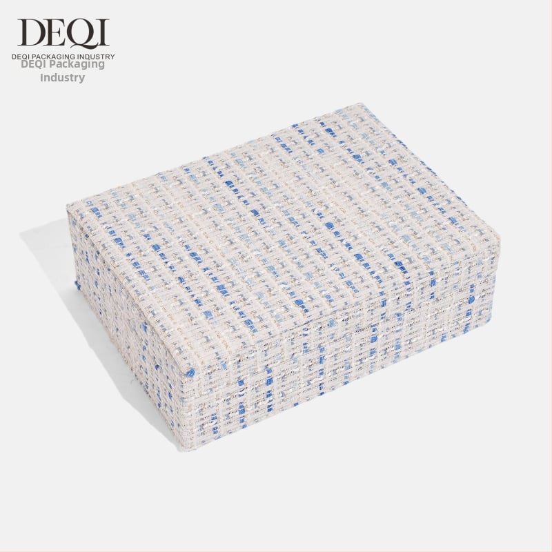 Premium auduma juvelierizstrādājumu uzglabāšanas kastīte auskarām, gredzeniem, kaklarotām un rokassprādzēm — Materiāls: audums; Lietojums: juvelierizstrādājumu iepakojums; Iepakojuma veids: iepakošanas kārba; Iepakojuma līmenis: mazumtirdzniecības iepakoju