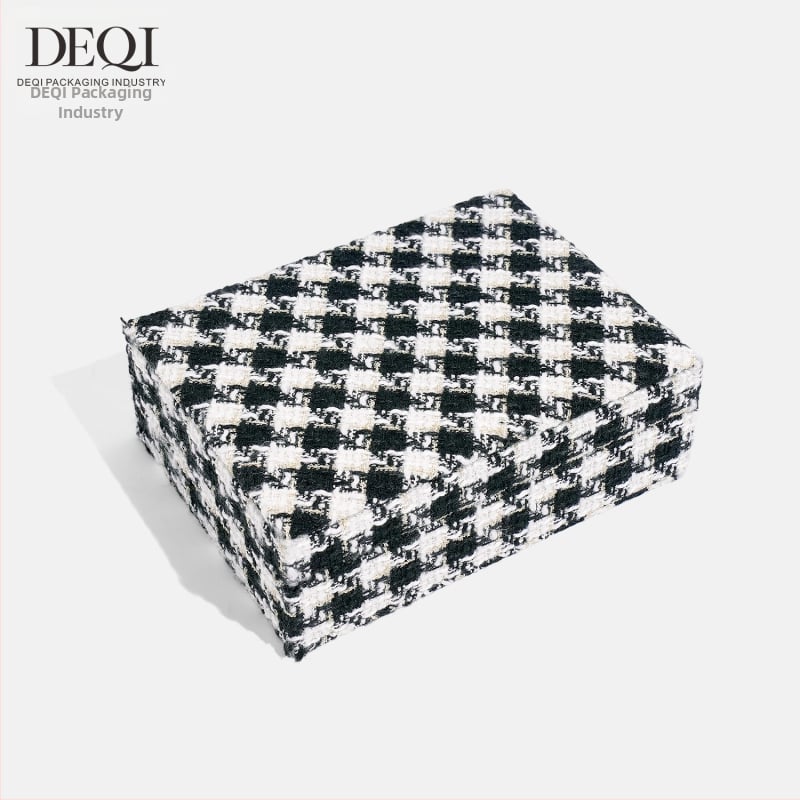 Premium auduma juvelierizstrādājumu uzglabāšanas kastīte auskarām, gredzeniem, kaklarotām un rokassprādzēm — Materiāls: audums; Lietojums: juvelierizstrādājumu iepakojums; Iepakojuma veids: iepakošanas kārba; Iepakojuma līmenis: mazumtirdzniecības iepakoju