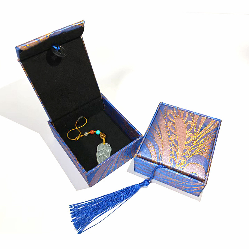 Pendentes kaste - auduma materiāls, juvelierizstrādājumu iepakojuma kastīte, piemērota kaklarotai/pendantam, zīmols Fuxing