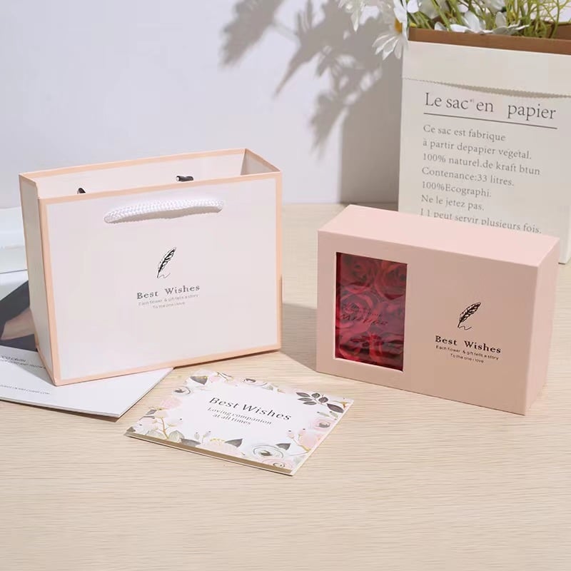 Rotaslietu iepakojuma kastīte kaklarotai un auskariem — papīra/kartona materiāls, iepakojuma veids: kastīte, iekļauj ziedu kastīti un apsveikuma kartiņu