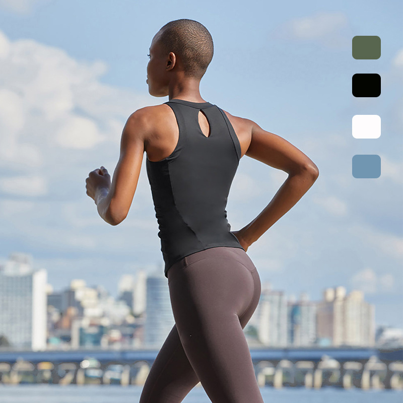 Női gyorsan száradó sport- és jóga ruházat, varratszegény, bőrbarát, szorosan illeszkedő; anyag: Nylon 87% + Lycra 13%; bélés: Lycra/Spandex 13%.