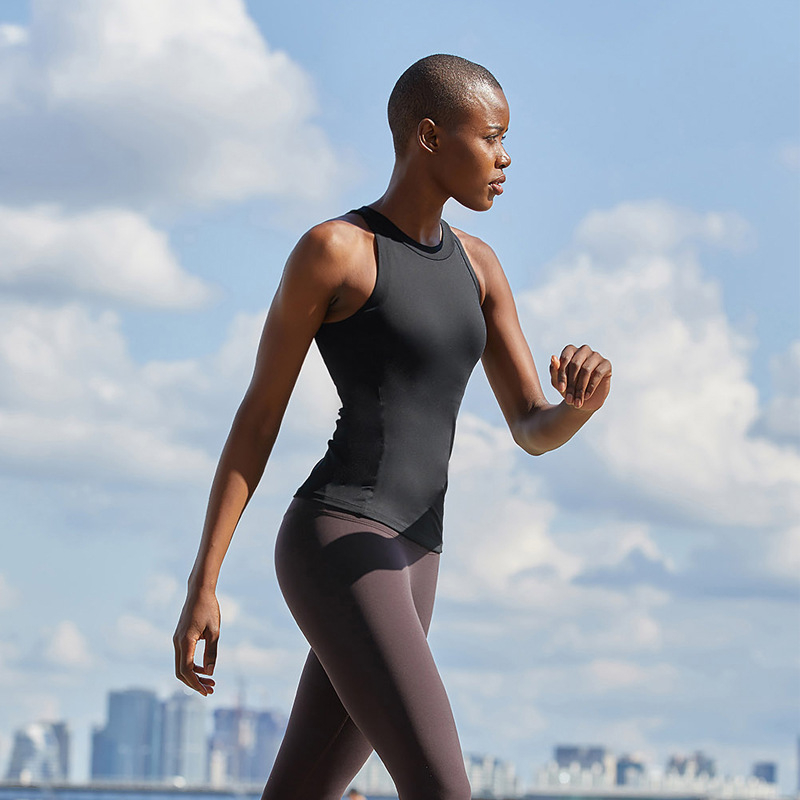 Női gyorsan száradó sport- és jóga ruházat, varratszegény, bőrbarát, szorosan illeszkedő; anyag: Nylon 87% + Lycra 13%; bélés: Lycra/Spandex 13%.