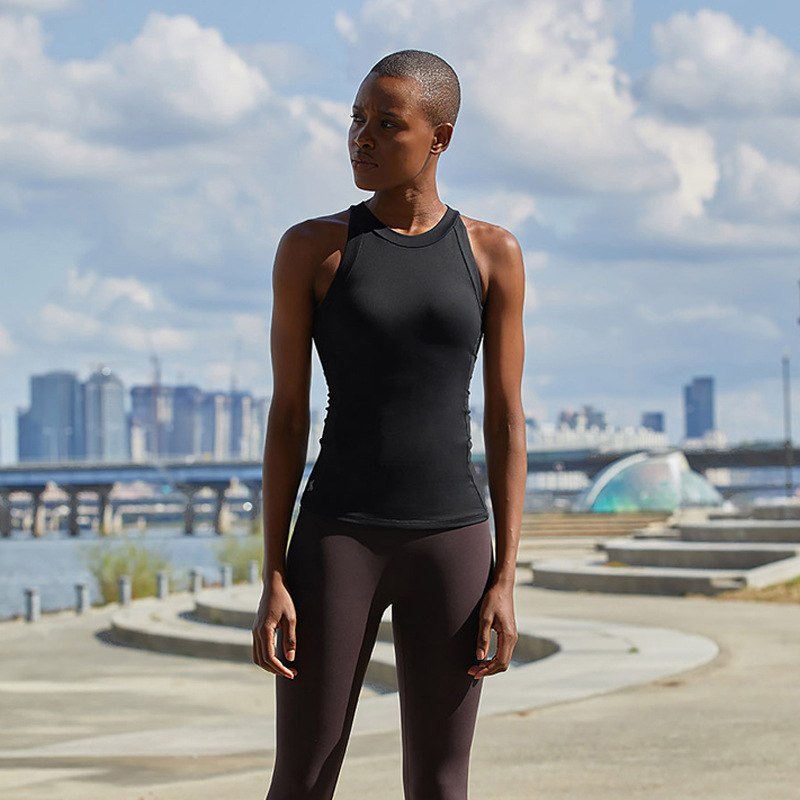 Női gyorsan száradó sport- és jóga ruházat, varratszegény, bőrbarát, szorosan illeszkedő; anyag: Nylon 87% + Lycra 13%; bélés: Lycra/Spandex 13%.