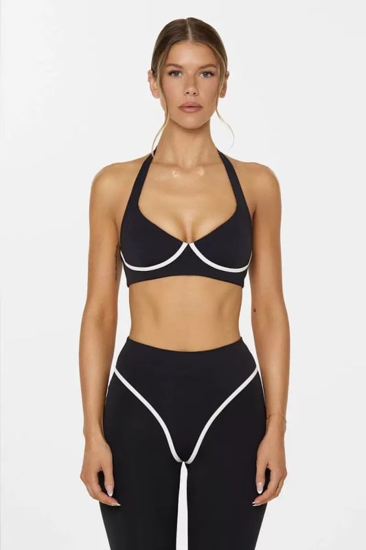 Комплект йога: потник без ръкави с халтер и подплънки за бюст; бързосъхнеща еластична материя; къс панталон за тренировки; състав 75% найлон + 25% спандекс