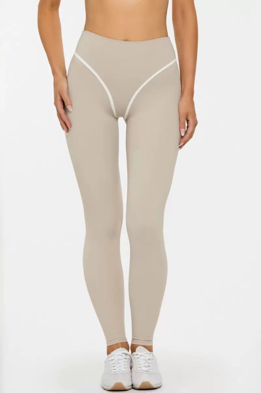 Комплект йога: потник без ръкави с халтер и подплънки за бюст; бързосъхнеща еластична материя; къс панталон за тренировки; състав 75% найлон + 25% спандекс