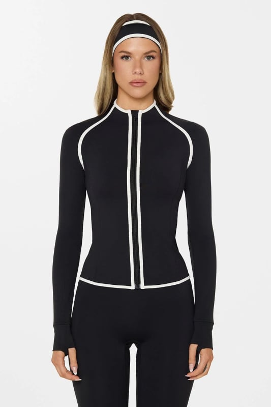 Комплект йога: потник без ръкави с халтер и подплънки за бюст; бързосъхнеща еластична материя; къс панталон за тренировки; състав 75% найлон + 25% спандекс