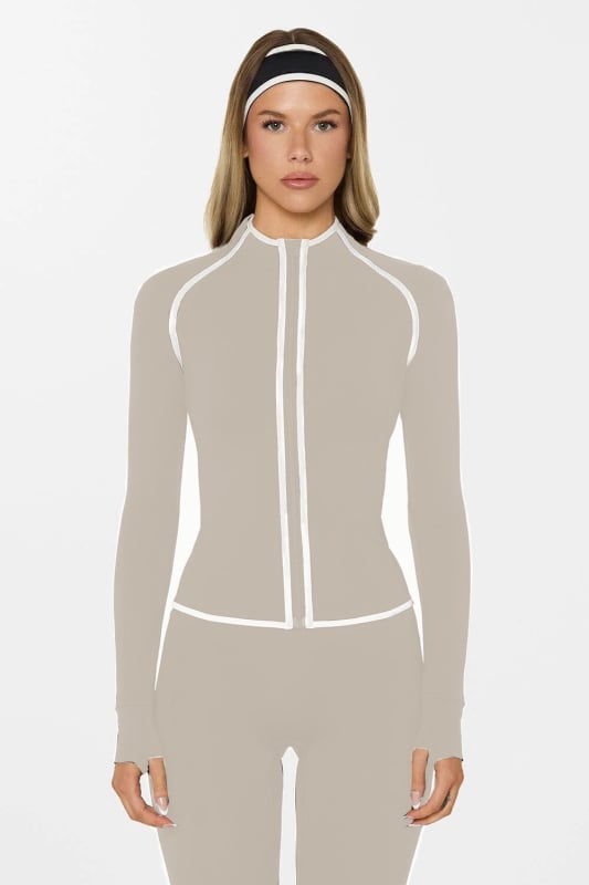 Комплект йога: потник без ръкави с халтер и подплънки за бюст; бързосъхнеща еластична материя; къс панталон за тренировки; състав 75% найлон + 25% спандекс