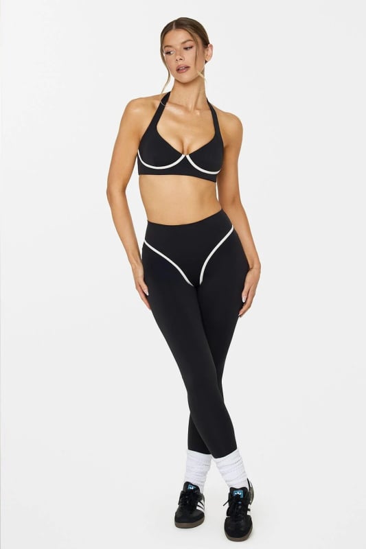 Комплект йога: потник без ръкави с халтер и подплънки за бюст; бързосъхнеща еластична материя; къс панталон за тренировки; състав 75% найлон + 25% спандекс