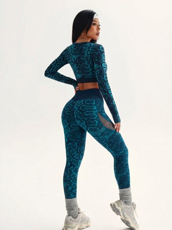 Йога комплект: топ с дълъг ръкав в змийски принт и мрежести панели, дълги тесни панталони от еластичен найлон