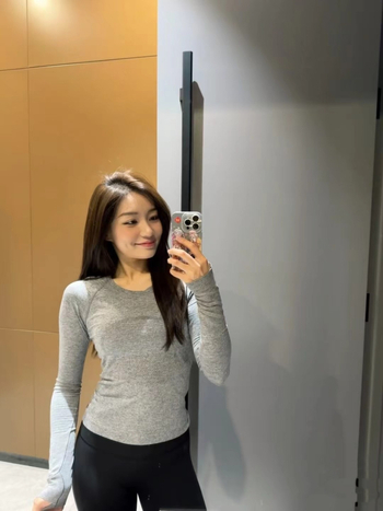 Varrásmentes, hosszú ujjú női jóga felső – csípőig érő hossz, testhez álló szabás, nylon anyag, elasztikusság