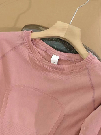 Varrásmentes, hosszú ujjú női jóga felső – csípőig érő hossz, testhez álló szabás, nylon anyag, elasztikusság