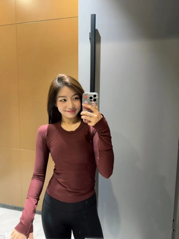 Varrásmentes, hosszú ujjú női jóga felső – csípőig érő hossz, testhez álló szabás, nylon anyag, elasztikusság