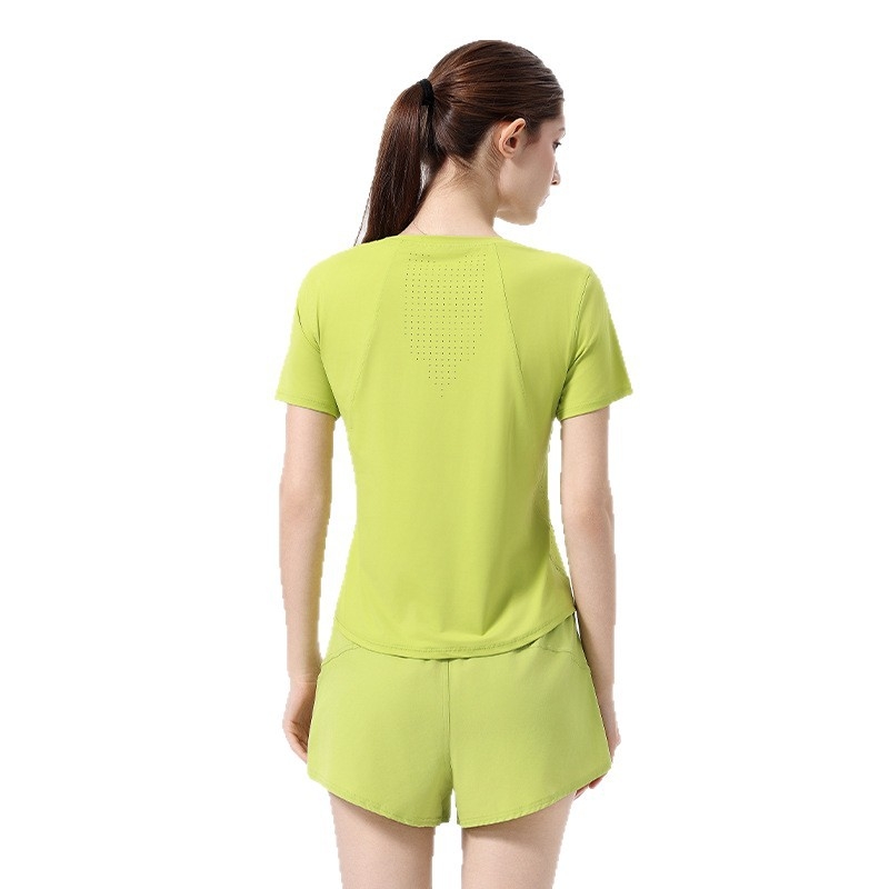 Naiste spordikomplekt: lühikeste käistega ülaosa ja ümmarguse kaelusega, lühikesed püksid; materjal 88% nailon, 12% spandex; suvine komplekt jooksmiseks, jõusaalile, badmintonile