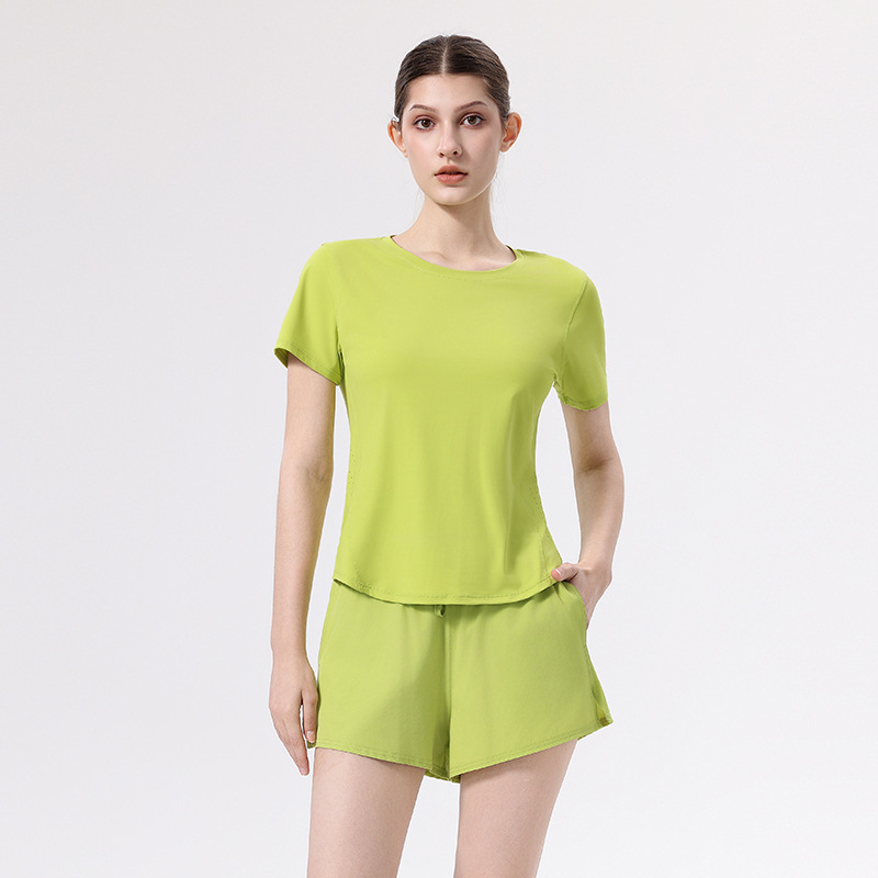 Naiste spordikomplekt: lühikeste käistega ülaosa ja ümmarguse kaelusega, lühikesed püksid; materjal 88% nailon, 12% spandex; suvine komplekt jooksmiseks, jõusaalile, badmintonile