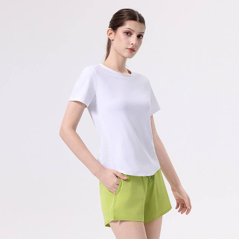 Naiste spordikomplekt: lühikeste käistega ülaosa ja ümmarguse kaelusega, lühikesed püksid; materjal 88% nailon, 12% spandex; suvine komplekt jooksmiseks, jõusaalile, badmintonile