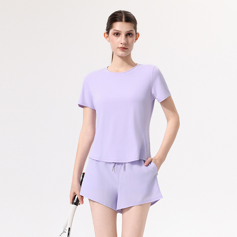 Naiste spordikomplekt: lühikeste käistega ülaosa ja ümmarguse kaelusega, lühikesed püksid; materjal 88% nailon, 12% spandex; suvine komplekt jooksmiseks, jõusaalile, badmintonile