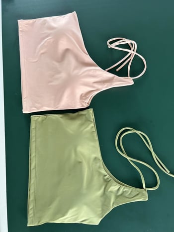 Женски спортен сутиен за йога с подплънки за гърдите и топ с наклонени презрамки