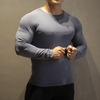 Muška fitness majica s dugim rukavima, uski kroj, brzo se suši, prozračna, visoka elastičnost; materijal poliestersko/elastan 90/10; dužina do bokova