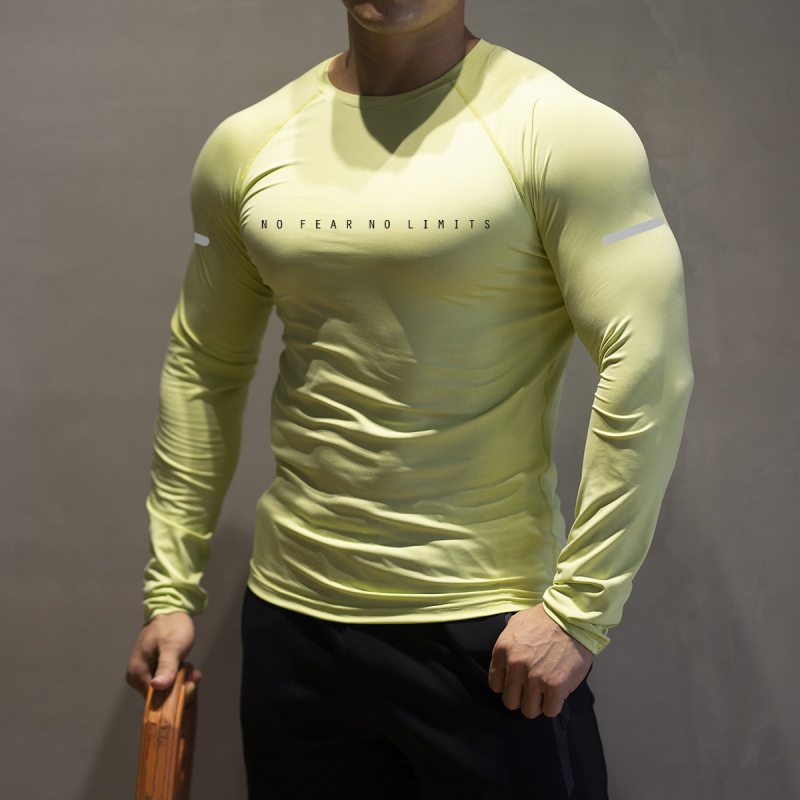 Muška fitness majica s dugim rukavima, uski kroj, brzo se suši, prozračna, visoka elastičnost; materijal poliestersko/elastan 90/10; dužina do bokova