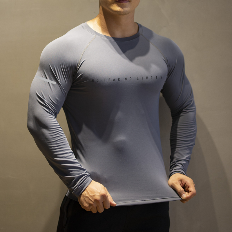 Muška fitness majica s dugim rukavima, uski kroj, brzo se suši, prozračna, visoka elastičnost; materijal poliestersko/elastan 90/10; dužina do bokova