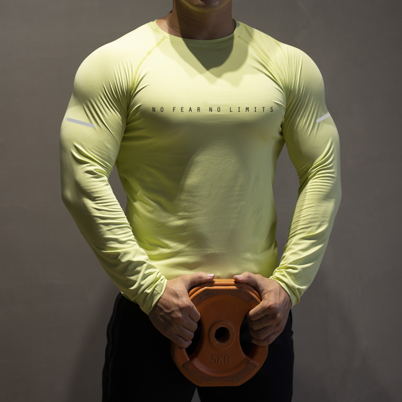 Muška fitness majica s dugim rukavima, uski kroj, brzo se suši, prozračna, visoka elastičnost; materijal poliestersko/elastan 90/10; dužina do bokova