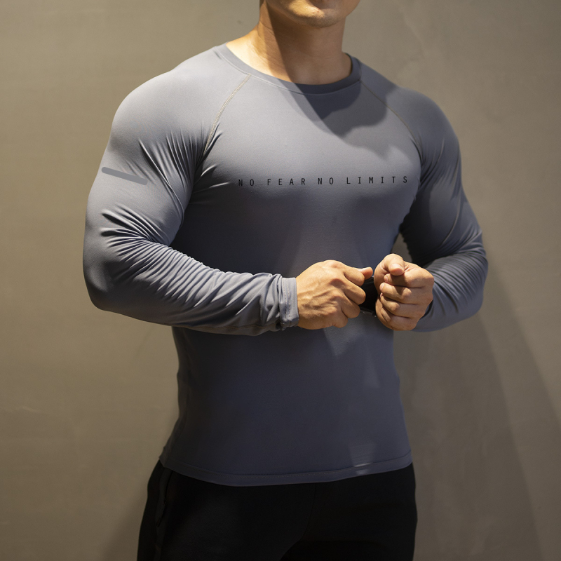 Muška fitness majica s dugim rukavima, uski kroj, brzo se suši, prozračna, visoka elastičnost; materijal poliestersko/elastan 90/10; dužina do bokova