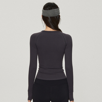 Női pilates és jóga hosszú ujjú felső - karcsú szabás, derékig érő hossz, egyszínű mintázat, anyag 80% nylon, bélés spandexszel, futásra és edzéshez