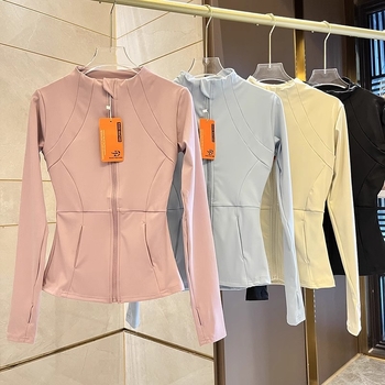 Női jóga felső álló gallérral, hosszú ujjú, szűk fazonú, gyorsan száradó anyag, poliészter–spandex keverék (82,5% poliészter, 17,5% spandex), hasig érő hossz