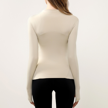 Női jóga felső álló gallérral, hosszú ujjú, szűk fazonú, gyorsan száradó anyag, poliészter–spandex keverék (82,5% poliészter, 17,5% spandex), hasig érő hossz