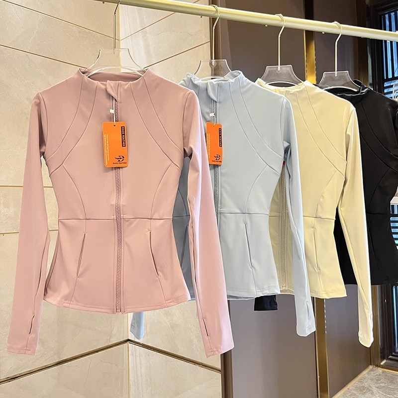 Női jóga felső álló gallérral, hosszú ujjú, szűk fazonú, gyorsan száradó anyag, poliészter–spandex keverék (82,5% poliészter, 17,5% spandex), hasig érő hossz