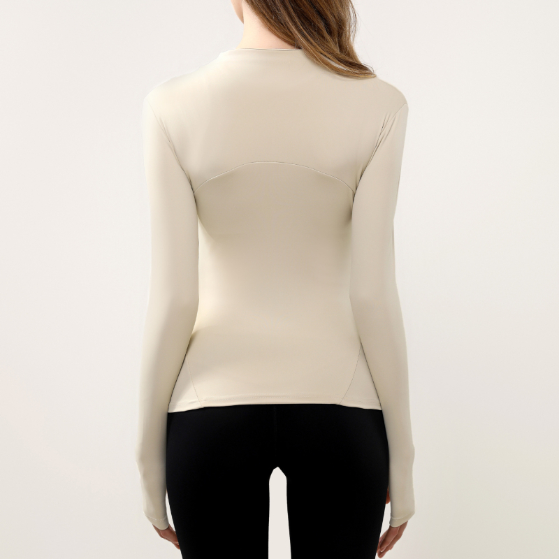 Női jóga felső álló gallérral, hosszú ujjú, szűk fazonú, gyorsan száradó anyag, poliészter–spandex keverék (82,5% poliészter, 17,5% spandex), hasig érő hossz