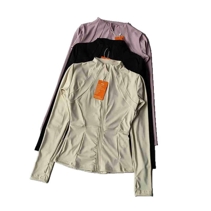 Női jóga felső álló gallérral, hosszú ujjú, szűk fazonú, gyorsan száradó anyag, poliészter–spandex keverék (82,5% poliészter, 17,5% spandex), hasig érő hossz