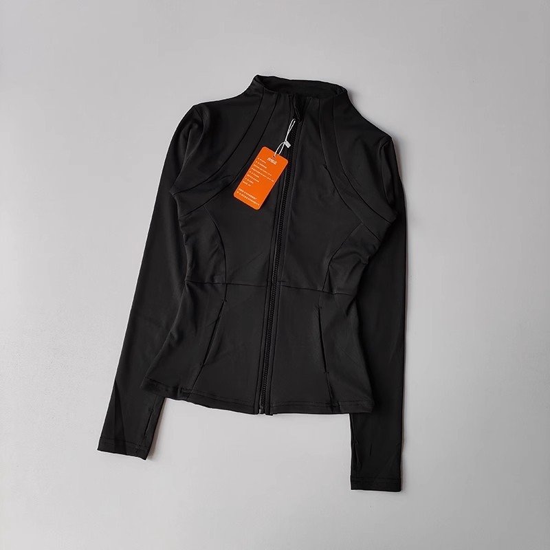 Női jóga felső álló gallérral, hosszú ujjú, szűk fazonú, gyorsan száradó anyag, poliészter–spandex keverék (82,5% poliészter, 17,5% spandex), hasig érő hossz