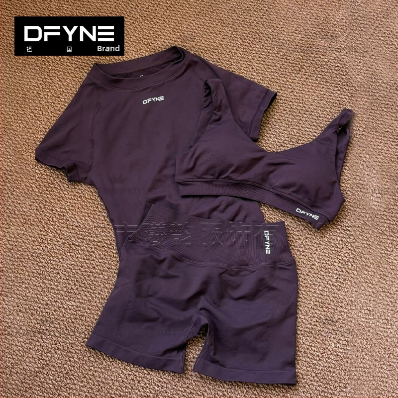 Dfyne trojdielny fitness set: krátky rukáv top a šortky, nylon-spandex látka, odolné voči opotrebeniu, dĺžka na brucho, okrúhly výstrih