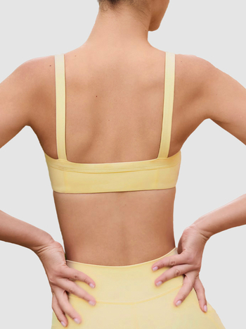 Jóga ruházat készlet felső és rövidnadrág keresztezett derékkal; sportmelltartó szép hátsó dizájnnal; fényes anyag nylon-elasztán keverék; teljes kosár közepes kosárformával; rögzített dupla pántok; alkalmas futáshoz és edzéshez