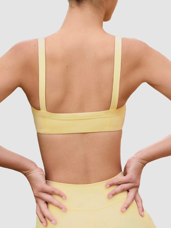 Jóga ruházat készlet felső és rövidnadrág keresztezett derékkal; sportmelltartó szép hátsó dizájnnal; fényes anyag nylon-elasztán keverék; teljes kosár közepes kosárformával; rögzített dupla pántok; alkalmas futáshoz és edzéshez