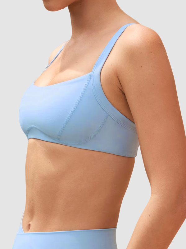 Jóga ruházat készlet felső és rövidnadrág keresztezett derékkal; sportmelltartó szép hátsó dizájnnal; fényes anyag nylon-elasztán keverék; teljes kosár közepes kosárformával; rögzített dupla pántok; alkalmas futáshoz és edzéshez