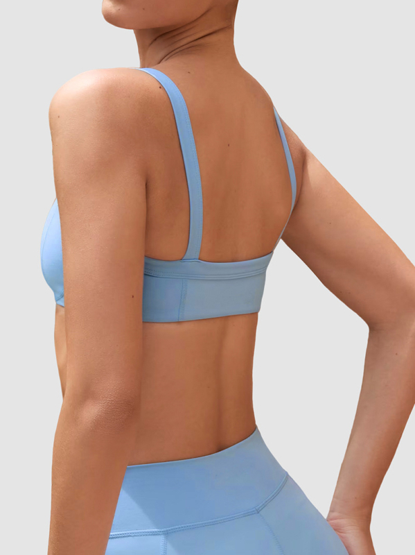 Jóga ruházat készlet felső és rövidnadrág keresztezett derékkal; sportmelltartó szép hátsó dizájnnal; fényes anyag nylon-elasztán keverék; teljes kosár közepes kosárformával; rögzített dupla pántok; alkalmas futáshoz és edzéshez