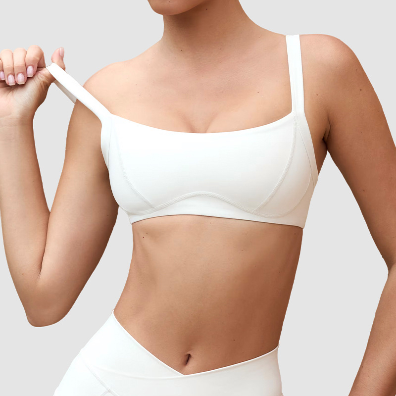 Jóga ruházat készlet felső és rövidnadrág keresztezett derékkal; sportmelltartó szép hátsó dizájnnal; fényes anyag nylon-elasztán keverék; teljes kosár közepes kosárformával; rögzített dupla pántok; alkalmas futáshoz és edzéshez