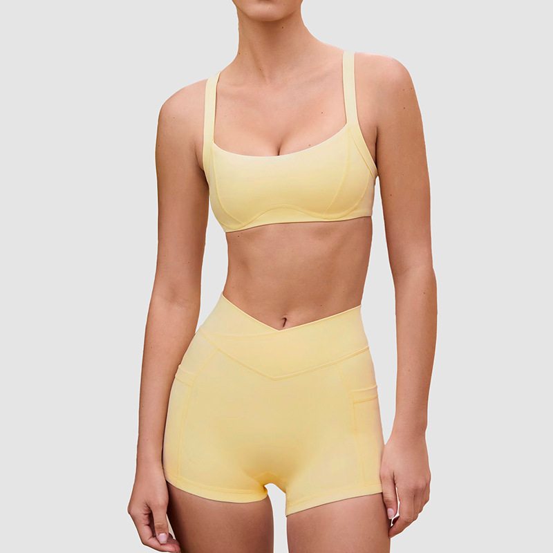 Jóga ruházat készlet felső és rövidnadrág keresztezett derékkal; sportmelltartó szép hátsó dizájnnal; fényes anyag nylon-elasztán keverék; teljes kosár közepes kosárformával; rögzített dupla pántok; alkalmas futáshoz és edzéshez